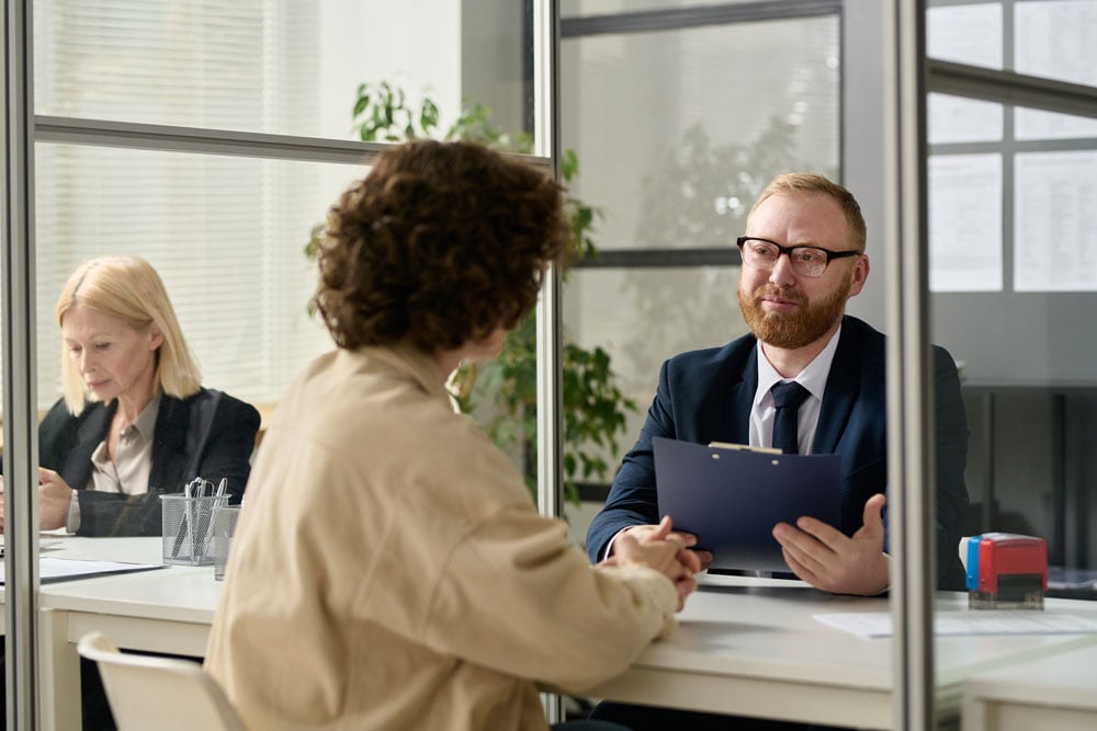 Government-officer-with-customer-graphic-01